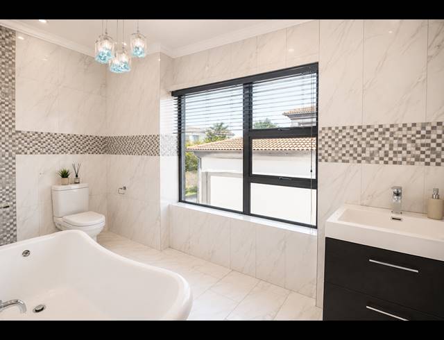 6 BEDROOM GOLF ESTATE FOR SALE IN BLUE VALLEY GOLF ESTATE